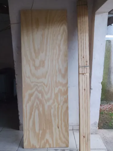 Vendo Porta Interna 2,10 de altura 0,70 de largura kit caixilho com as vista de pinus 