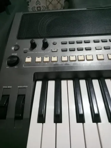 Teclado Roland PSR S670