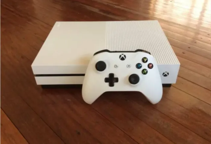 Xbox one s 500gb dois controles 