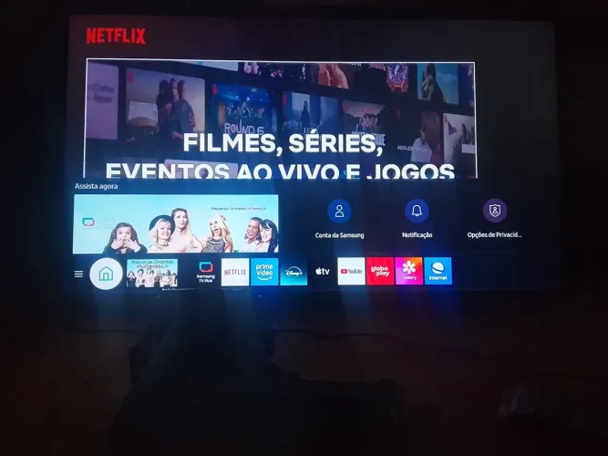 TV da Samsung e suporte dois meses de uso