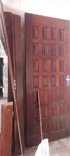Vendo porta usada de madeira completa