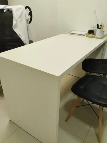 Mesa de consultório em fórmica branca 1,30x60