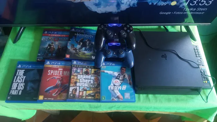PS4 SLIM + 2 CONTROLES + JOGOS + BASE