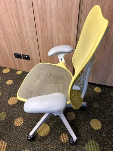Cadeira Herman Miller - Mirra 2