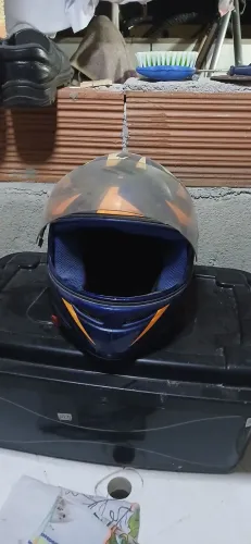 Vendo 02 Capacetes Usados