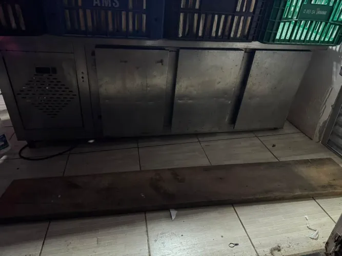 Balcão refrigerado com defeito