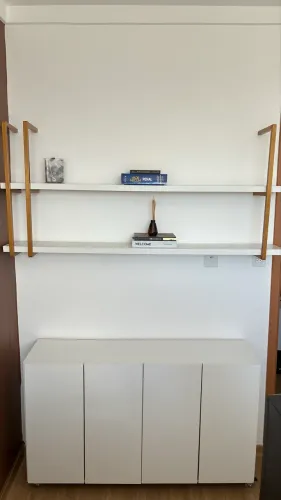 Armário com prateleiras