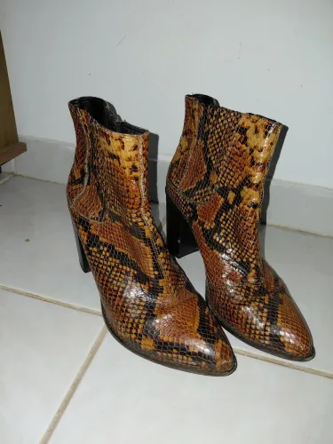 VENDO Bota Ankle Boot Couro Snake
