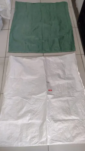Sacos de ráfia para remoção de entulhos usados