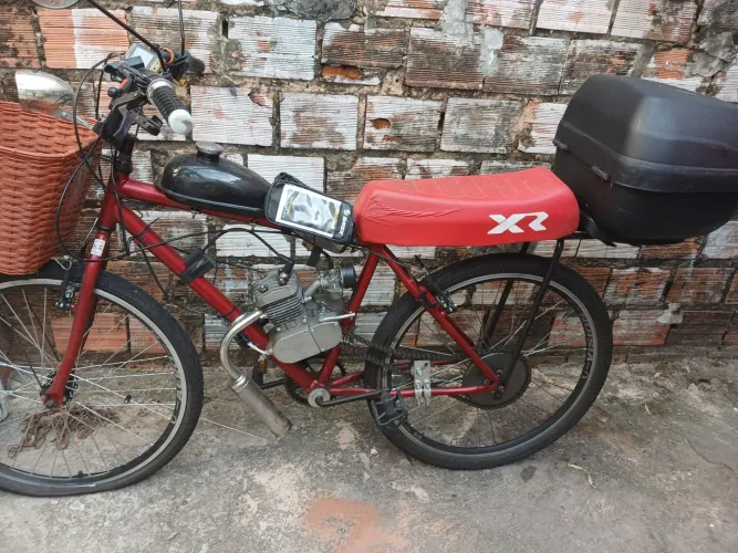 Vendo bicicleta motorizada em perfeito estado com dois oleos e bau e nota fiscal.