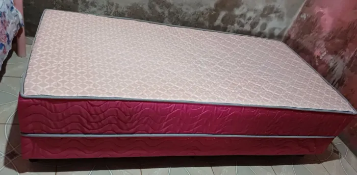 Vendo uma cama Box de solteiro ortopédica Ortofir cor rosa, cama seminova no valor 350,00.
