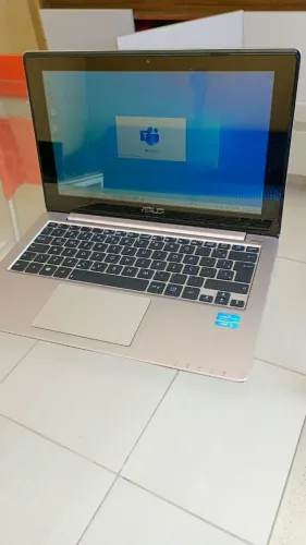 Notebook Asus core i3 SSD 120gb 2gb de ram tela de 12 polegas (notebook pequeno).