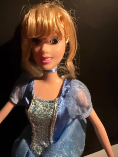 Boneca Barbie Disney Cinderela Original Mattel Vestido Azul Princesa com lenço pescoço 
