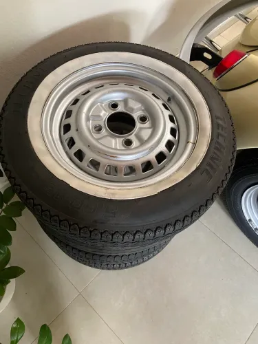 JOGO DE RODAS ARO 15 c PNEUS 5.60x15 usado em boas condições