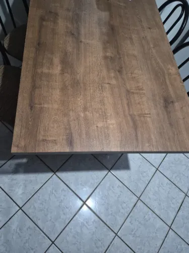 Mesa com tampo de madeira.