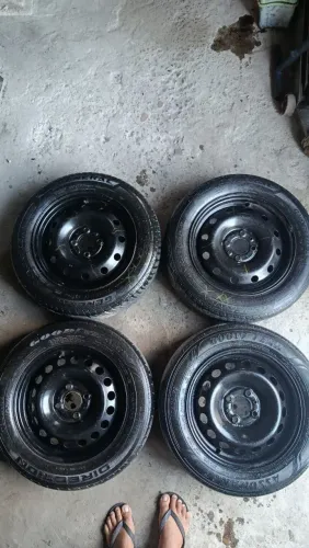 Rodas de ferro com pneus aro 14 original Fiat . Mas pega em todo carro furacão 4/100