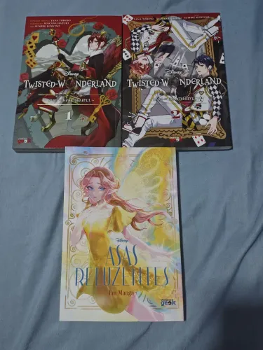 Lote mangás Disney Twisted Wonderland Asas Reluzentes Universo Geek
