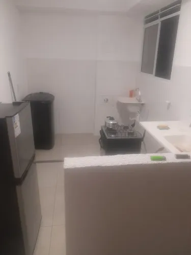 Aluguel de quarto com mobília disponível na casa 
