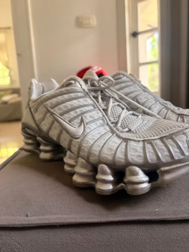 Vendo Nike Shox 12 Molas, número 39. Usado apenas 1 vez.