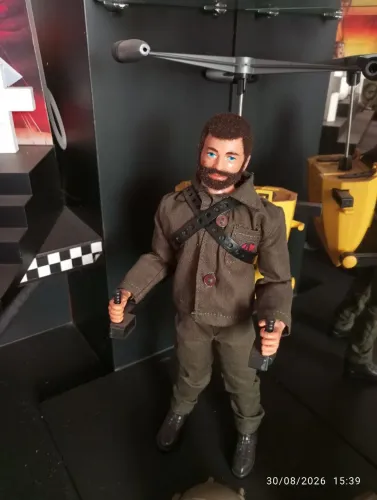 Boneco Falcon na caixa