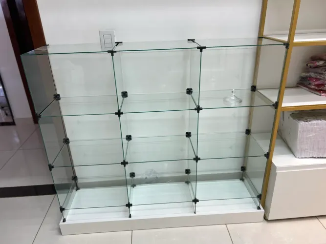 Vendo balcão de vidro com base em MDF e rodinhas