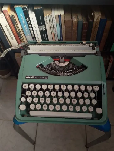 Máquina de escrever Olivetti Lettera 82