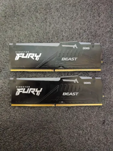 Memória RAM RGB 16GB (2x8GB) Kingston FURY Beast DDR5 5200MHz CL40 - Excelente Estado