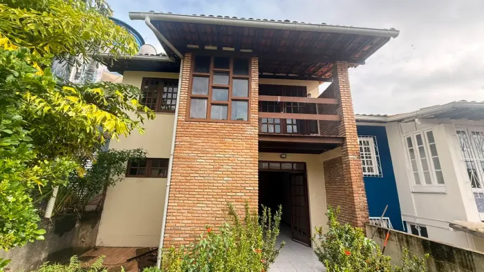 EXCELENTE CASA DÚPLEX EM CONDOMÍNIO FECHADO
