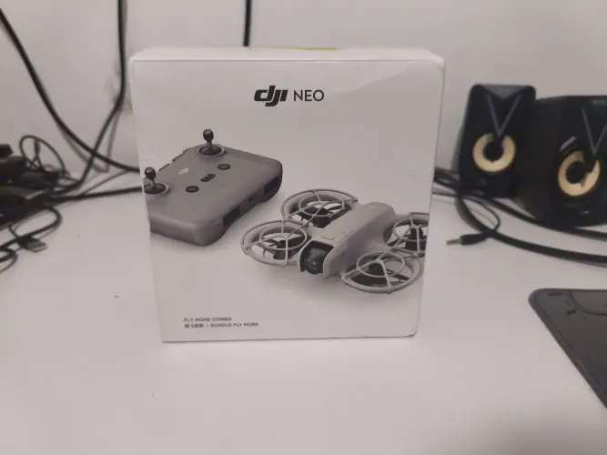 Drone Dji neo combo uma bateria com defeito e cabo tipo c X tipo c faltando