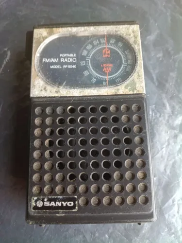 Sucata de rádio portátil analógico Sanyo RP-5040