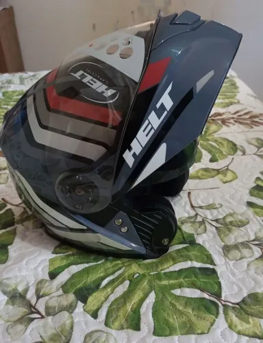 Capacete HELT, tamanho 58 com viseira Antirrisco .