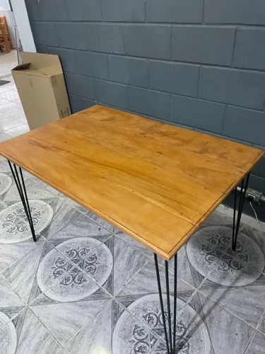 MESA MADEIRA DE DEMOLIÇÃO COM PES DE FERRO