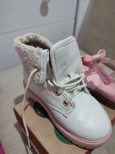 Combo contendo 1 bota da molekinha e uma melissa rosa com glitter a