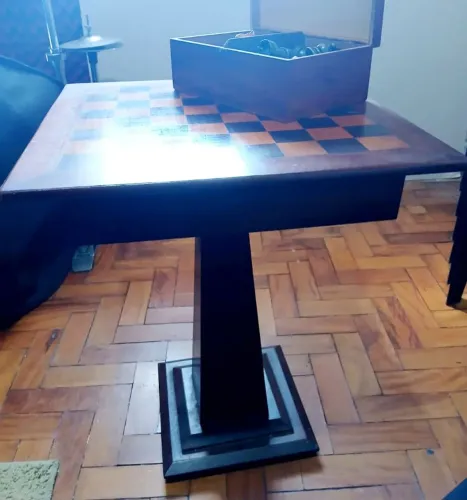 Vendo mesa para xadrez ou dama, madeira maciça