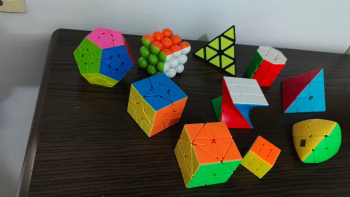 Coleção de Cubos Mágicos Profissionais e Puzzles Especiais