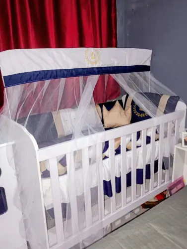 Vendo berço 3 em 1. Vira cama infantil com colchão.
