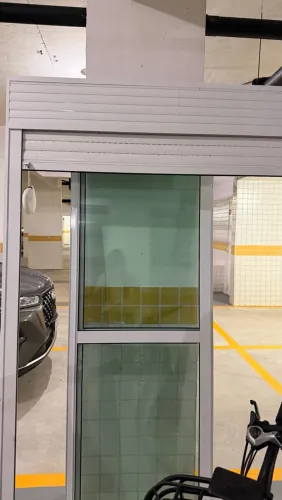 Porta de vidro com persiana