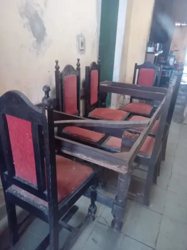 Vende-se mesa antiga por R$400, para consertar com 6 cadeiras 