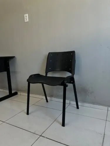 Cadeira fixa preta com encosto vazado