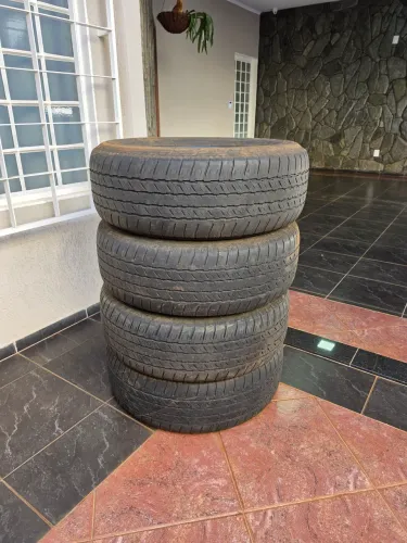 Vendo Pneu Bridgestone 265/60 r18
