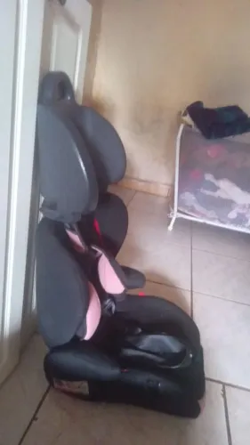 Vendo cadeirinha de menina para carro.