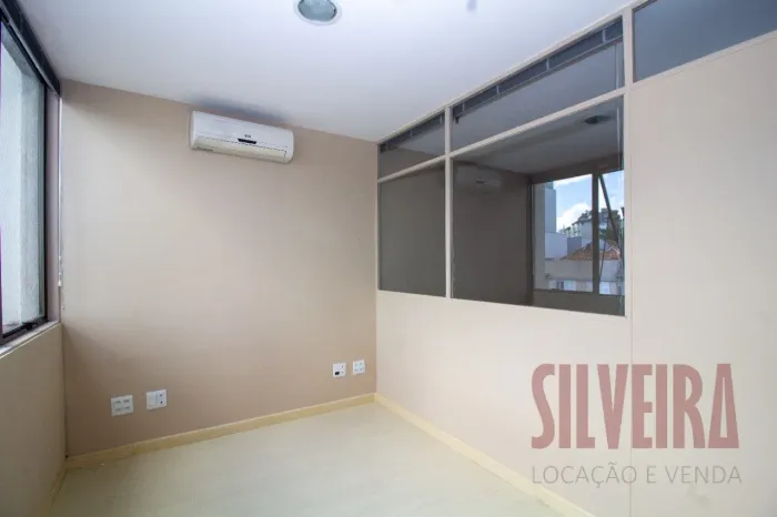 Sala com divisórias e vaga coberta