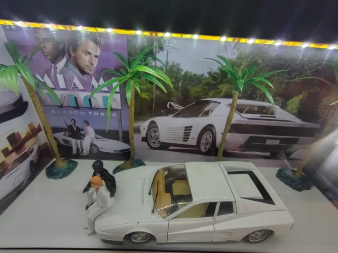 Diorama do Miami Vice com iluminação, miniatura do carro e figuras.