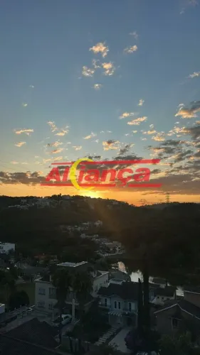 Terreno em declive no Condomínio Aruja Hills III