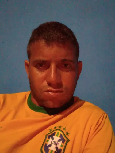 Léo vende móveis
