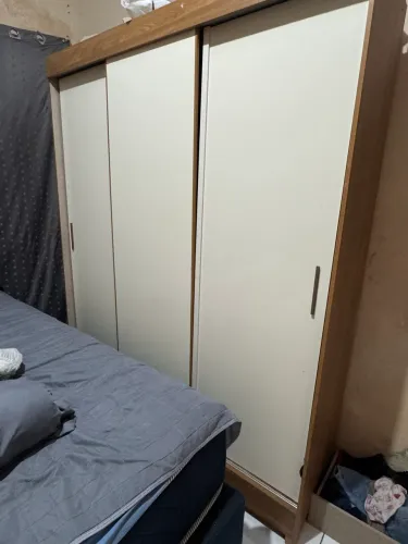 Guarda roupa semi novo 