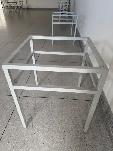 Mesas e cadeiras 