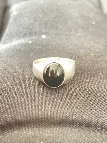 Anel de prata com pedra Onix 