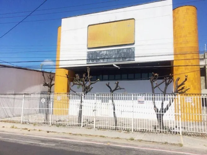 Vendo Galpão Comercial com 03 pavimentos, 15 vagas REF: 2835