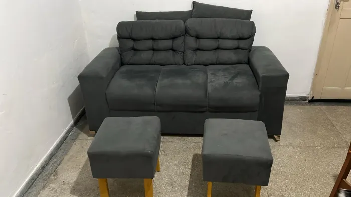 Sofá 3 lugares e 2 puffs